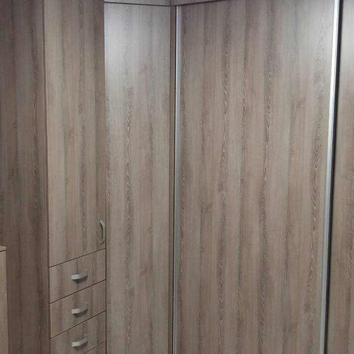 Конфигурация за спалня с гардероби, етажерка и нисък шкаф