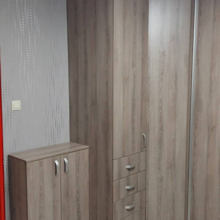 Конфигурация за спалня с гардероби, етажерка и нисък шкаф