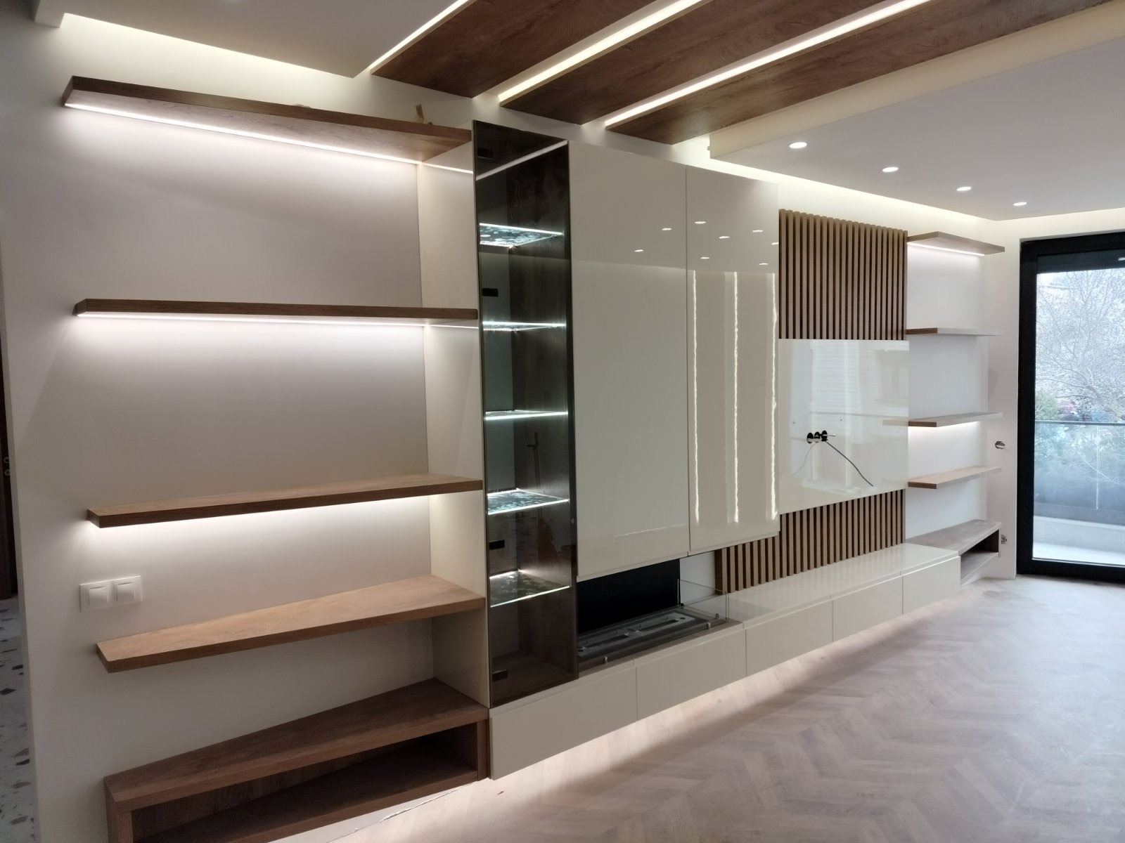 ТВ стена с LED подсветка и рафтове от дъб